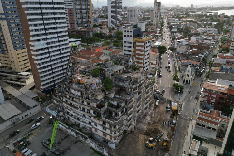 Guindaste iniciou as demolições do edifício São Pedro, na Praia de Iracema, nesta quarta-feira, 13