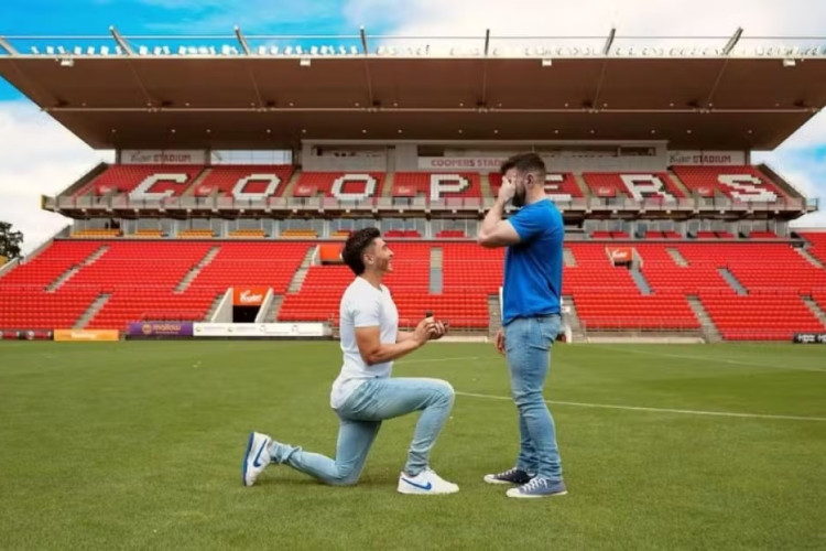 Josh Cavallo, lateral esquerdo do Adelaide United, pediu seu namorado em casamento no estádio do seu clube