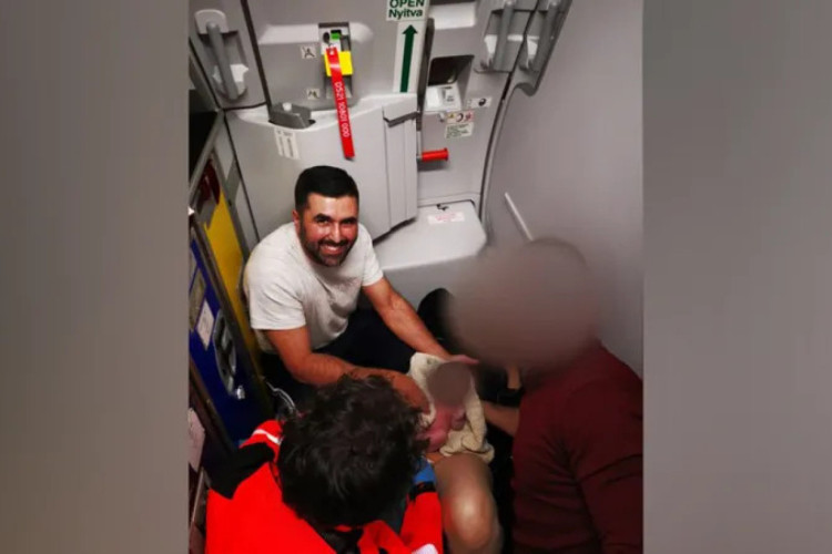 Khan disse que a mulher jordaniana não falava inglês e que outra pessoa no voo teve que traduzir durante o parto