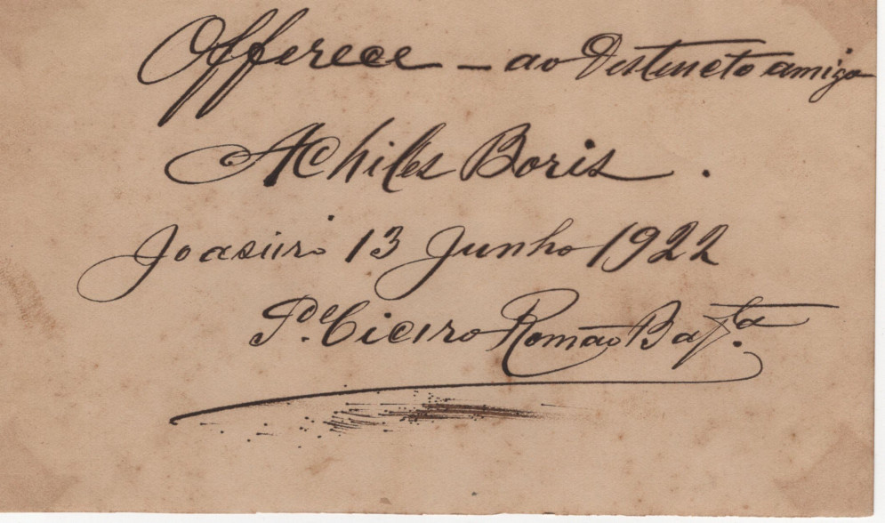 Charles achou em um albúm antigo uma foto enviada e assinada pelo Padre Cícero para o bisavô Achille(Foto: Arquivo pessoal da família Boris)
