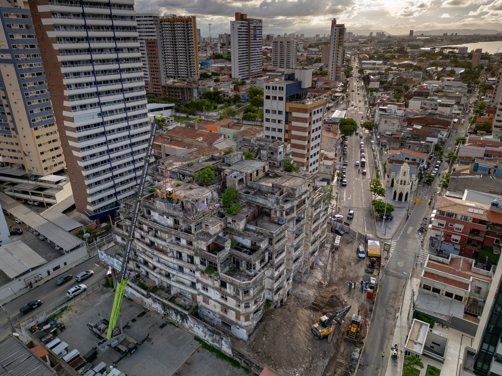 FORTALEZA-CE, BRASIL, 13-03-2024: Edificio São Pedro, guindaste começa a quebrar o edificio. (Foto: Aurelio Alves/O Povo) (Foto: AURÉLIO ALVES)