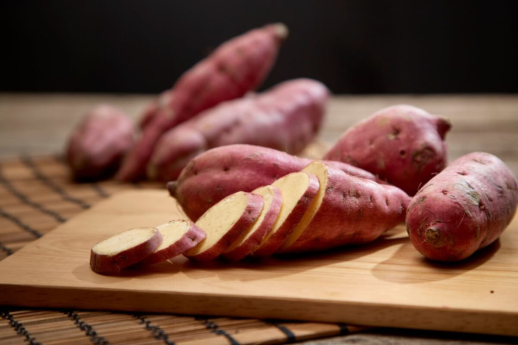 A batata-doce é rica em nutrientes que favorecem o corpo (Imagem: 1981 Rustic Studio kan | Shutterstock)