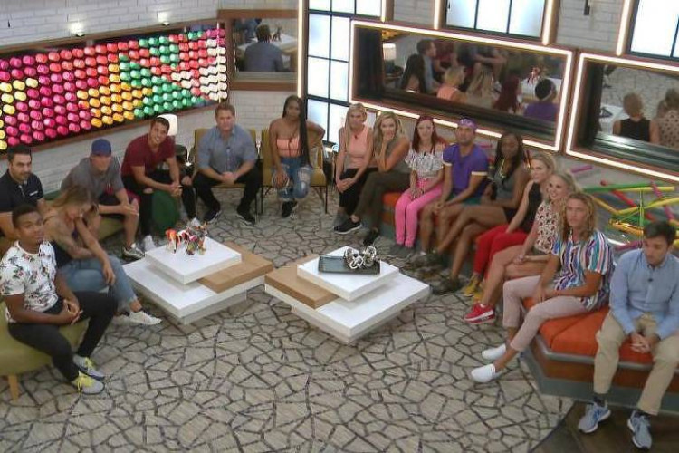 A versão do Big Brother nos Estados Unidos é transmitido pela CBS e tem moldes diferentes da versão do Brasil