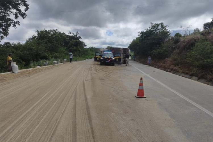 Não houve feridos no acidente, mas a carga de farelo que era transportada pela carreta foi derramada na pista