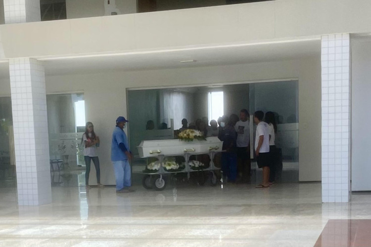 Sepultamento no cemitério Memorial Sol Poente, em Caucaia 