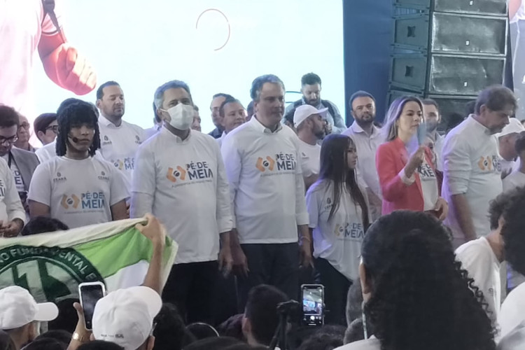 O governador Elmano de Freitas inaugurou o programa Pé de Meia, do MEC, ao lado do ministro Camilo Santana no Centro de Eventos