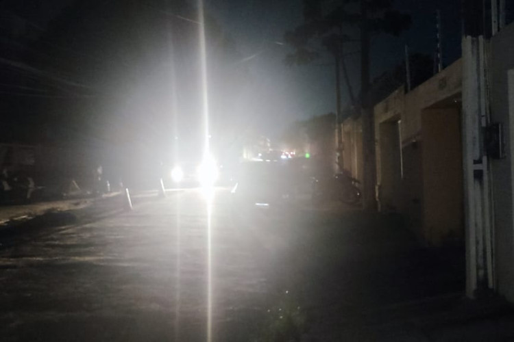 Moradores estão sem luz nos bairros do Grande Jangurussu desde o início da noite desta quinta-feira, 14