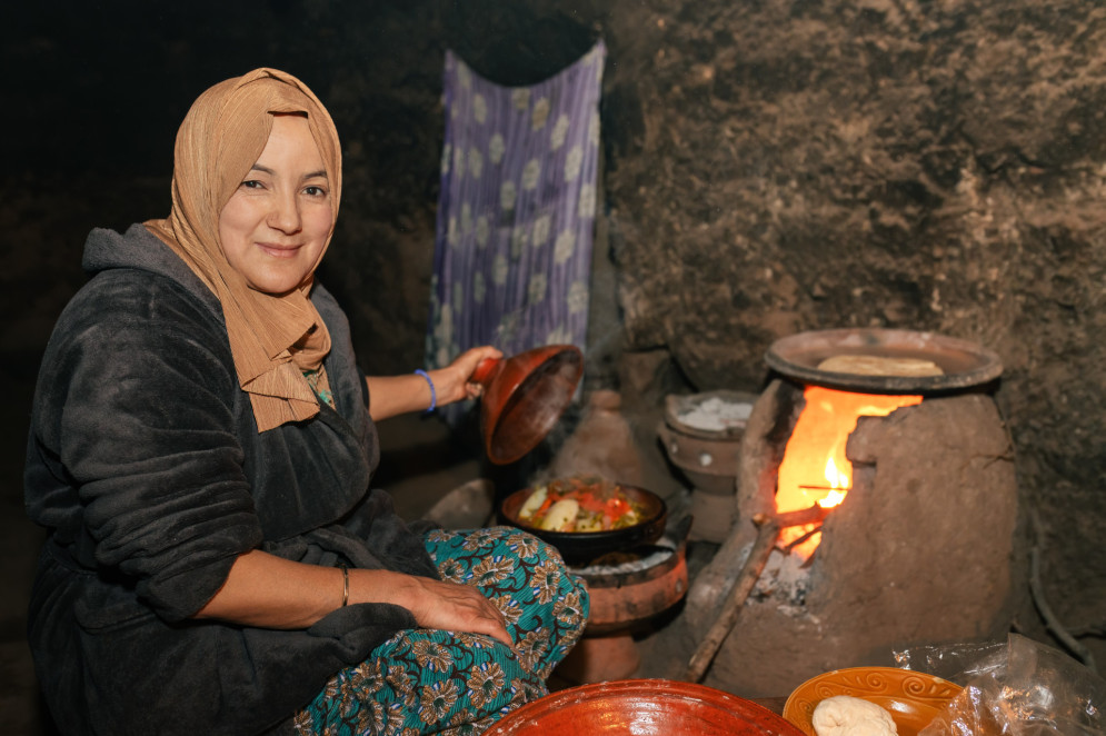 Mulher descendente do povo berbere no Marrocos em sua típica cozinha antiga com forno a lenha enquanto prepara o jantar(Foto: Julio Rodriguez/ Adobe Stock)