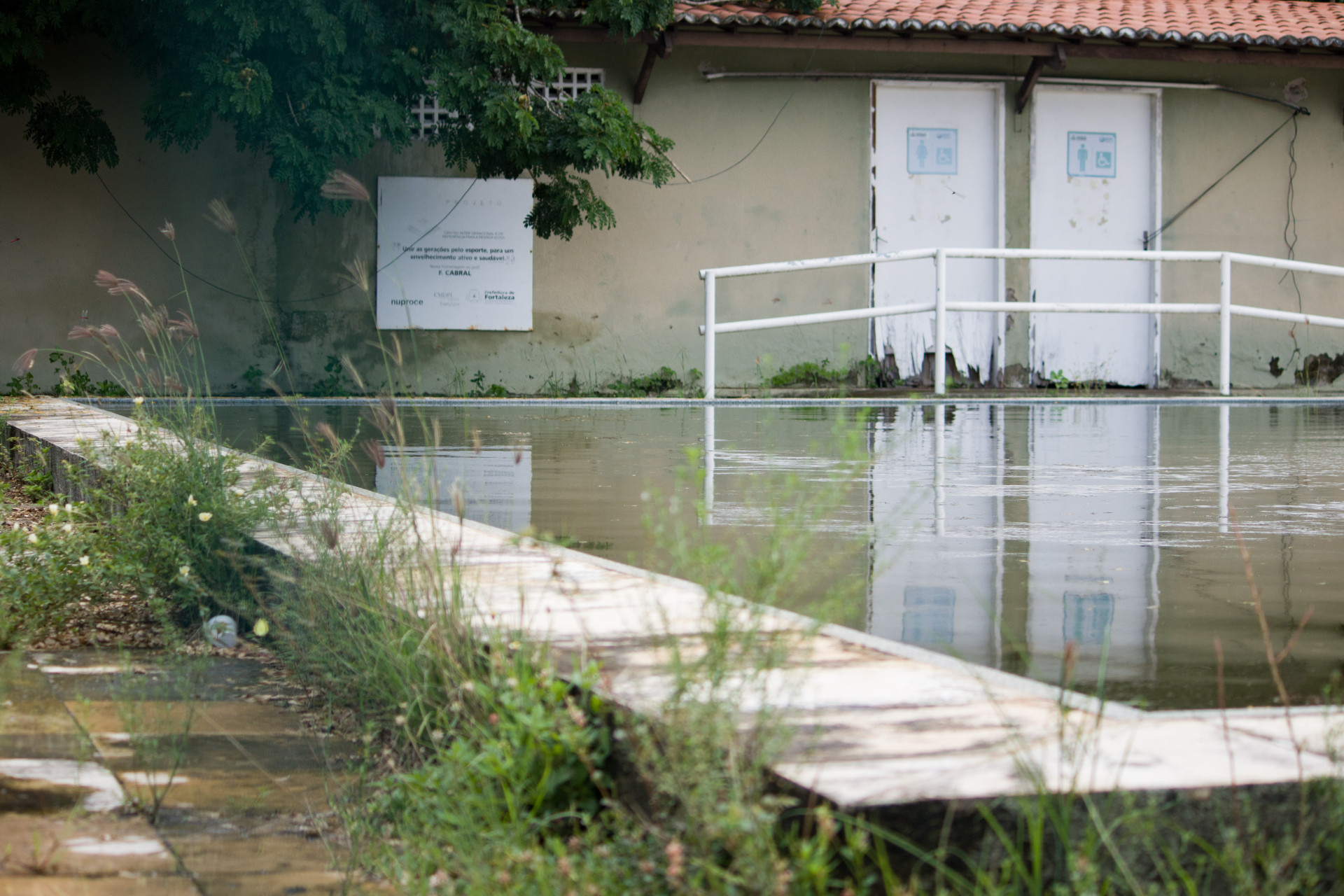 FORTALEZA, CEARÁ, BRASIL, 14-03-2024: Focos de dengue em espaços públicos, estado das piscinas do Centro de Cidadania e Direitos Humanos CCDH - Conjunto Ceará que está interditado. (Foto: Samuel Setubal)