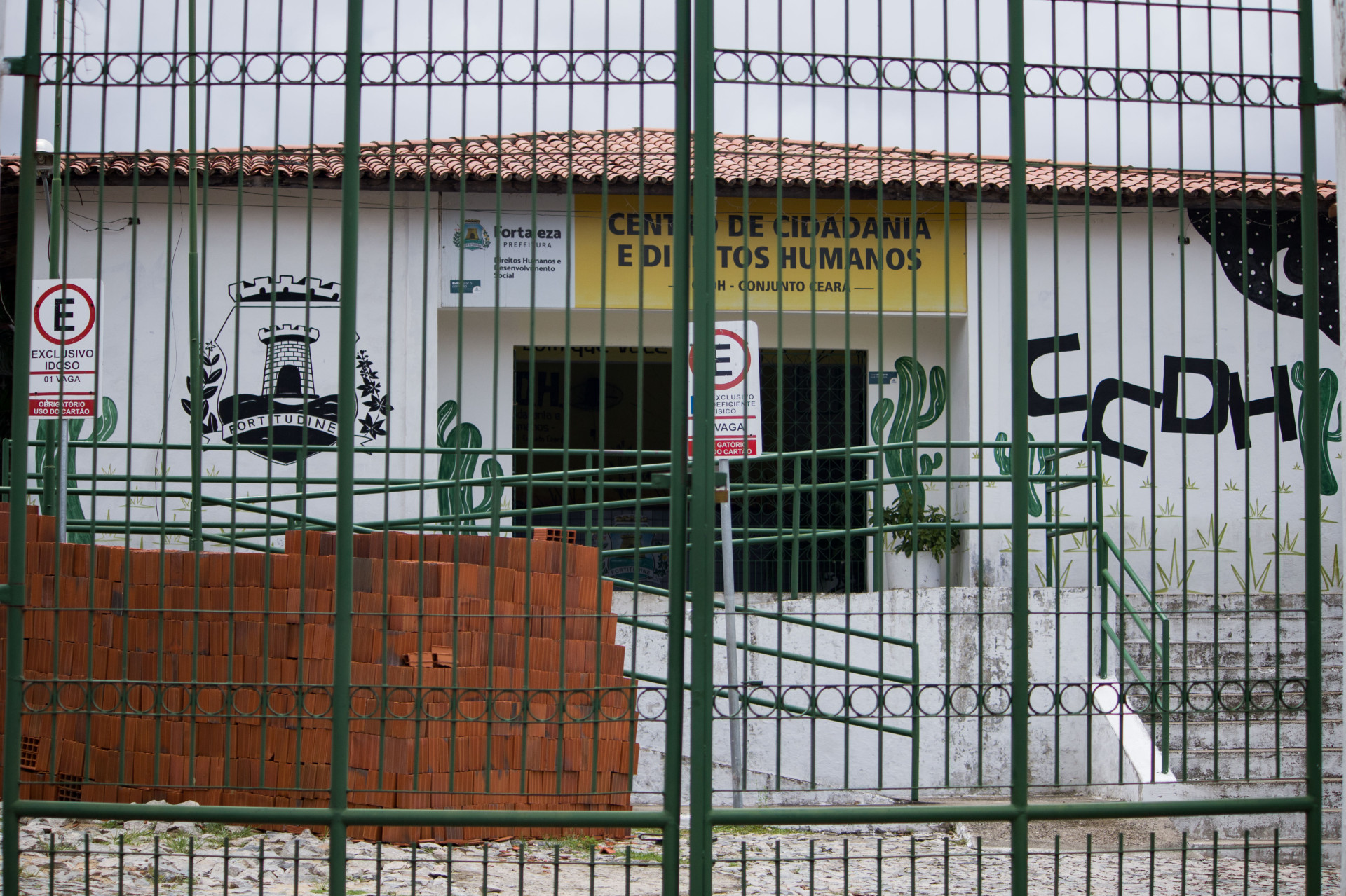 FORTALEZA, CEARÁ, BRASIL, 14-03-2024: Focos de dengue em espaços públicos, estado das piscinas do Centro de Cidadania e Direitos Humanos CCDH - Conjunto Ceará que está interditado. (Foto: Samuel Setubal)