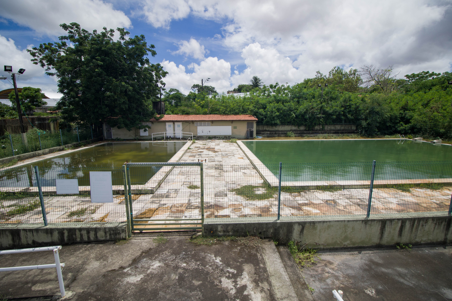 FORTALEZA, CEARÁ, BRASIL, 14-03-2024: Focos de dengue em espaços públicos, estado das piscinas do Centro de Cidadania e Direitos Humanos CCDH - Conjunto Ceará que está interditado. (Foto: Samuel Setubal)