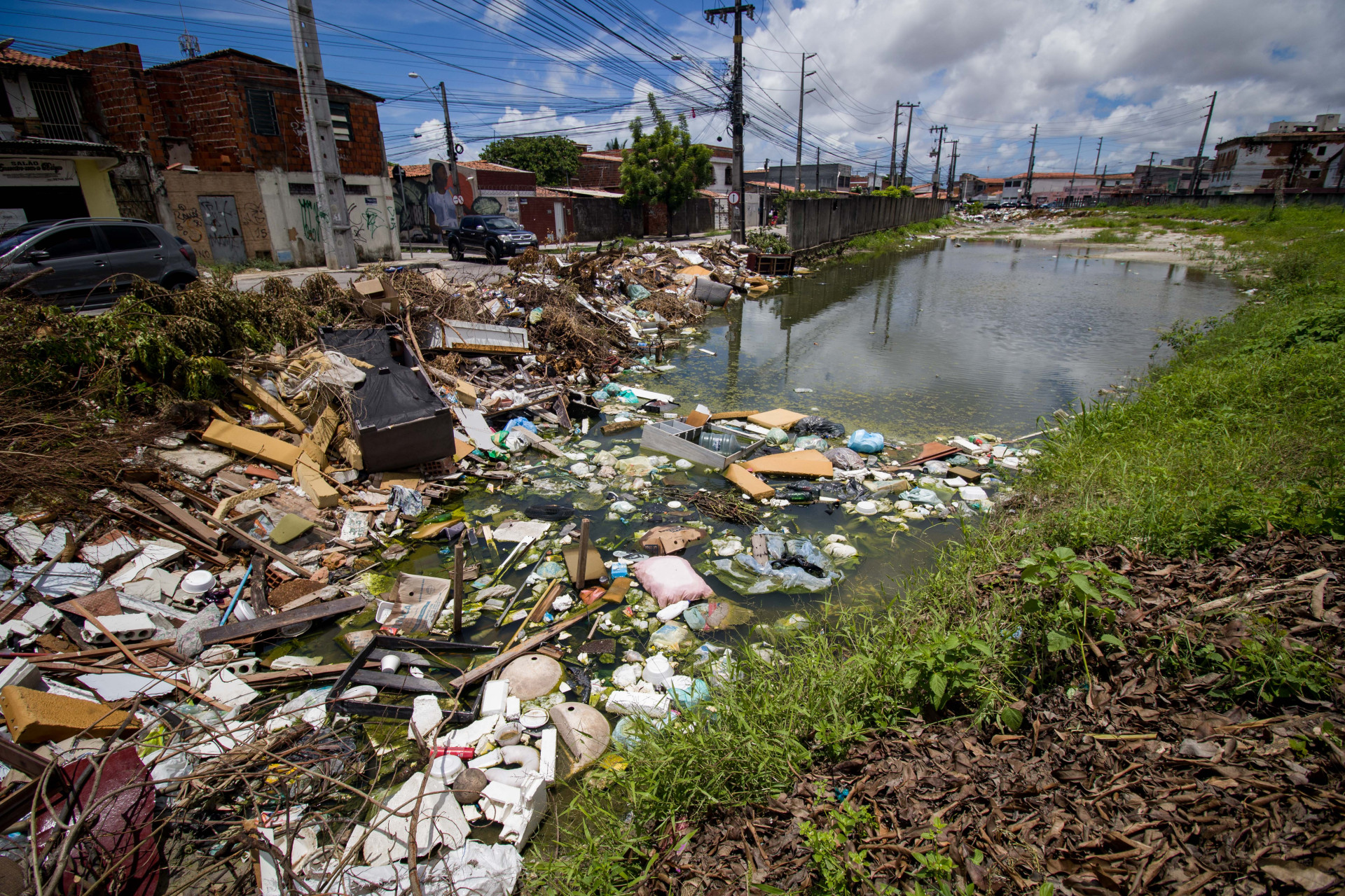 FORTALEZA, CEARÁ, BRASIL, 14-03-2024: Focos de dengue em espaços públicos, movimentação de pessoas nos lixos jogados nos trilhos da Av. Dr. Theberge (Foto: Samuel Setubal)