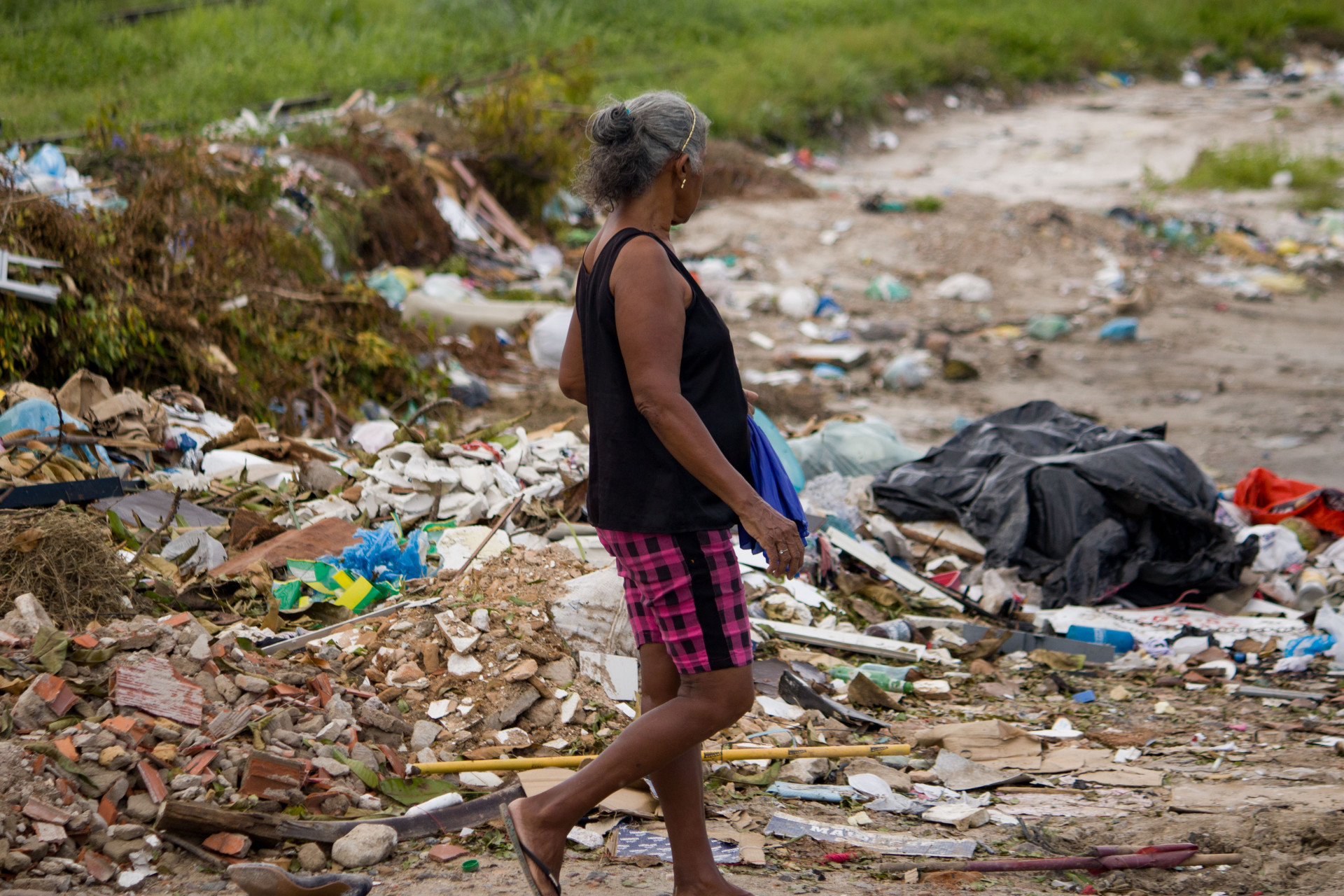 FORTALEZA, CEARÁ, BRASIL, 14-03-2024: Focos de dengue em espaços públicos, movimentação de pessoas nos lixos jogados nos trilhos da Av. Dr. Theberge (Foto: Samuel Setubal)