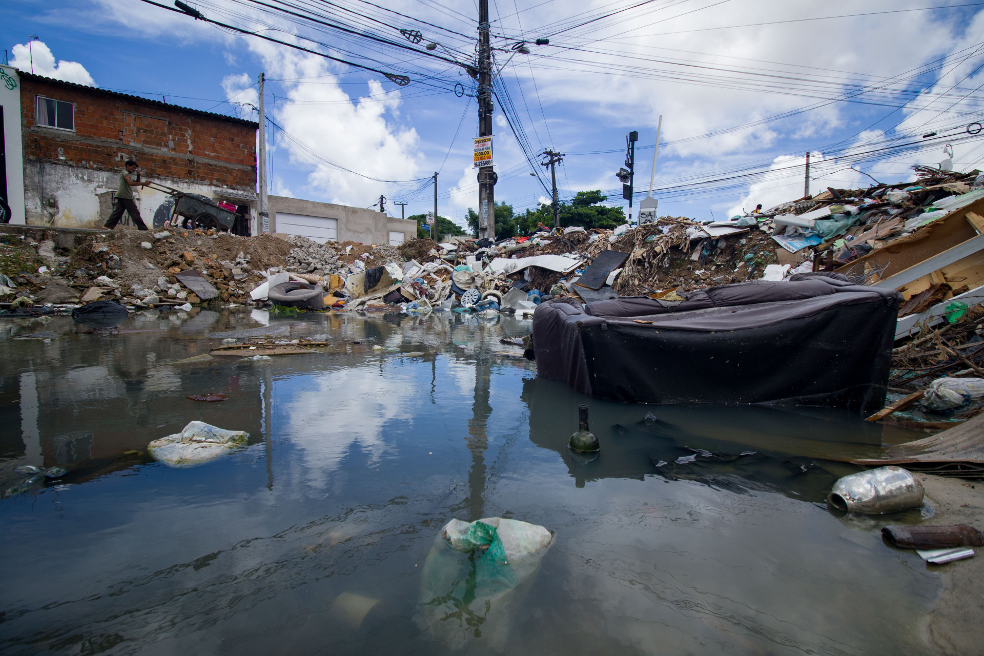 FORTALEZA, CEARÁ, BRASIL, 14-03-2024: Focos de dengue em espaços públicos, movimentação de pessoas nos lixos jogados nos trilhos da Av. Dr. Theberge (Foto: Samuel Setubal)