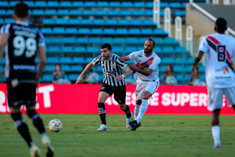 FORTALEZA, CEARÁ, BRASIL, 09-03-2024: Ceará x Ferroviário pelo Campeonato Cearense no Estádio Presidente Vargas. (Foto: Samuel Setubal)