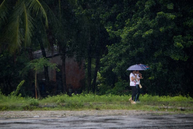 FORTALEZA, CEARÁ, BRASIL, 15-03-2024: Chuva pela manhã na Av. Godofredo Maciel, movimentação de pessoas com guarda-chuva e capas de chuva. (Foto: Samuel Setubal)