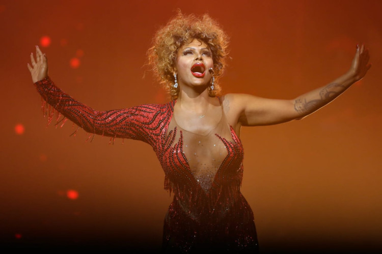 Diva Menner incorpora a compositora estadunidense Tina Turner, no espetáculo 