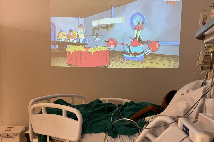 Adolescente internada na UTI há um mês ganha sessão de cinema 