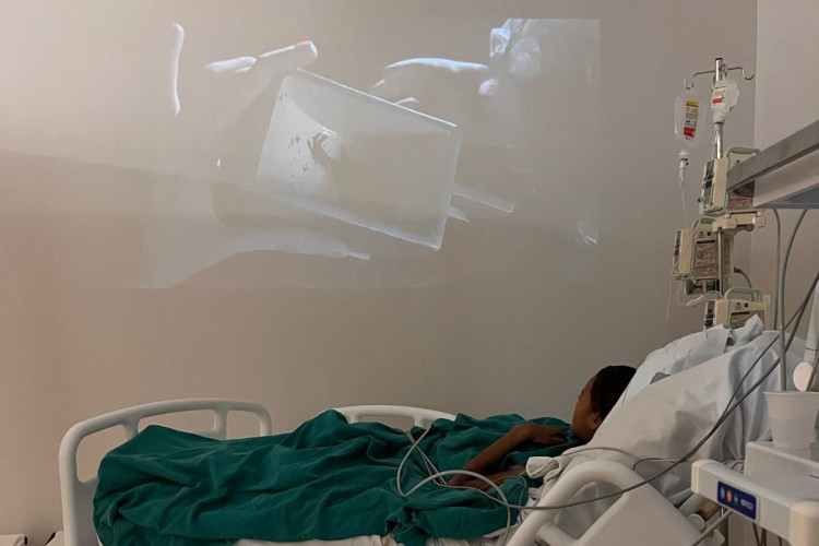 Adolecente teve chance de ver um filme e desenhos