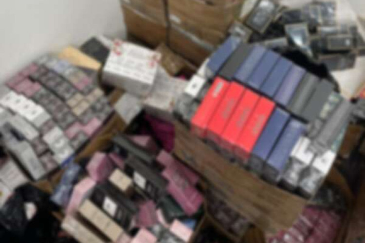 Cerca de 1.200 perfumes falsificados foram apreendidos no Beco da Poeira nesta segunda-feira, 18