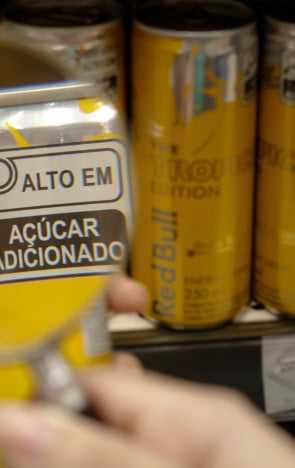 Os rótulos frontais com as "lupas" já podem ser vistos nas prateleiras dos supermercados(Foto: AURÉLIO ALVES)