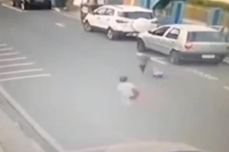 A fuga das duas crianças foi filmada por câmeras de segurança. Vídeo viralizou nas redes sociais; assista