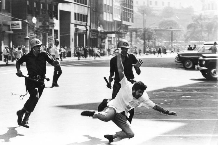 Repressão durante a ditadura militar, em foto histórica feita por Evandro Teixeira