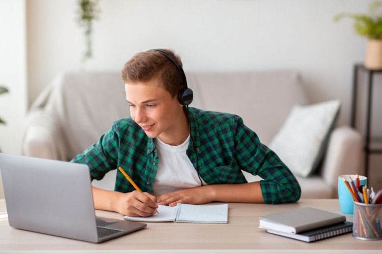 Escrever à mão desenvolve habilidades distintas das proporcionadas pela digitação no teclado (Imagem: Prostock-studio | Shutterstock)