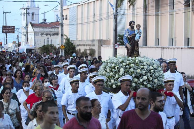 Figura de São José foi cercada de orações, cantos e aplausos por dezenas de fiéis no Centro de Fortaleza
