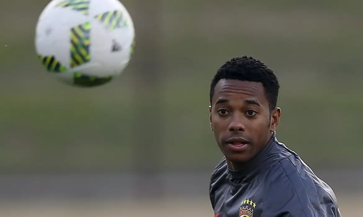 STJ começa a julgar possibilidade de Robinho cumprir pena no Brasil