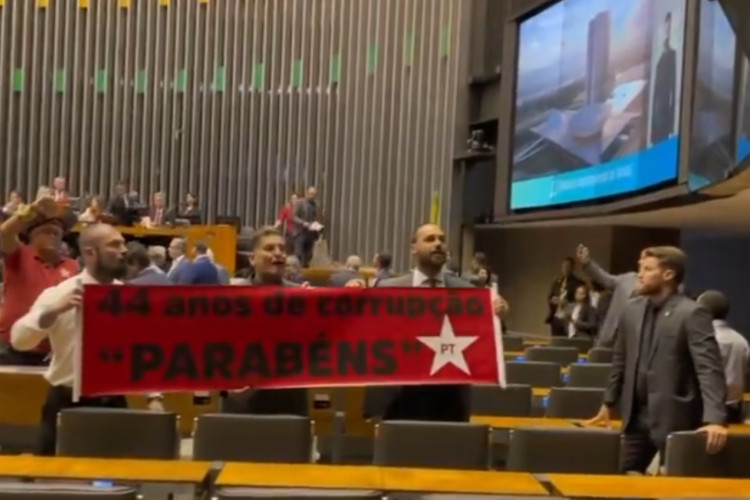 Bolsonaristas protestam com faixa em aniversário do PT e são retirados do Plenário 

