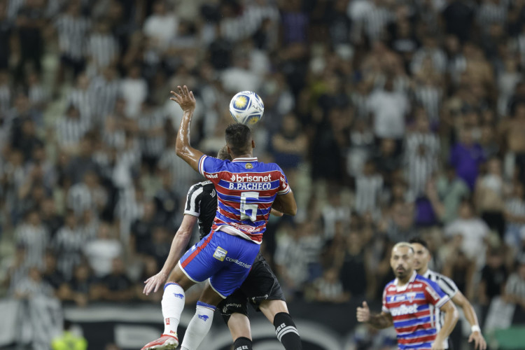 Aylon e Bruno Pacheco disputam lance no jogo Fortaleza x Ceará, no Castelão, pela Copa do Nordeste 2024