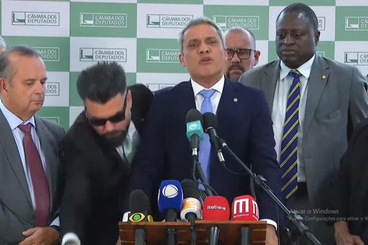 
Deputado bolsonarista coloca microfone da Rede Globo no chão durante coletiva de imprensa 