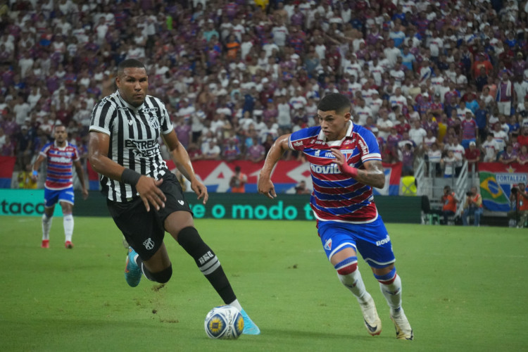 Matheus Felipe e Machuca disputam lance no jogo Fortaleza x Ceará, no Castelão, pela Copa do Nordeste 2024
