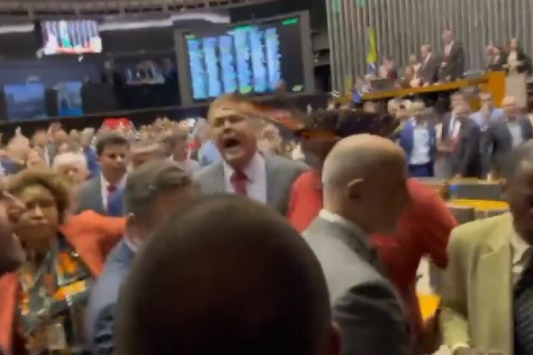 Petistas reagiram indignados com provocações bolsonaristas durante comemoração do aniversário do PT