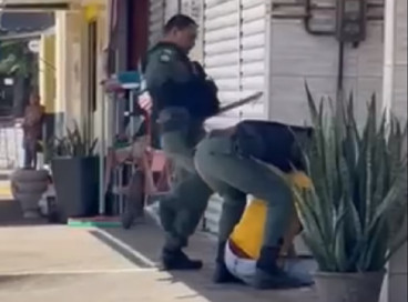Vídeo mostra PMs chutando homem e batendo nele com um pedaço de madeira  