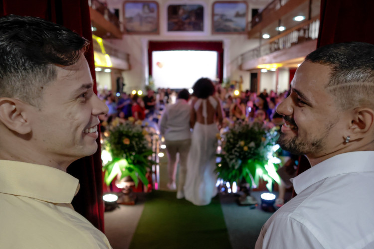 Casamento coletivo LGBTQIA+ reuniu 22 casais no Teatro São José