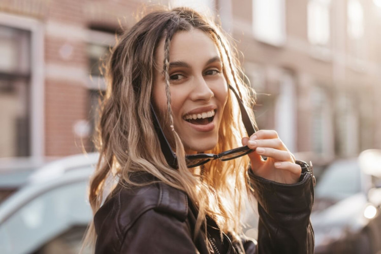 A maquiagem e o cabelo são destaques no look para festival de música (Imagem: Ekateryna Zubal | Shutterstock)  - Portal EdiCase