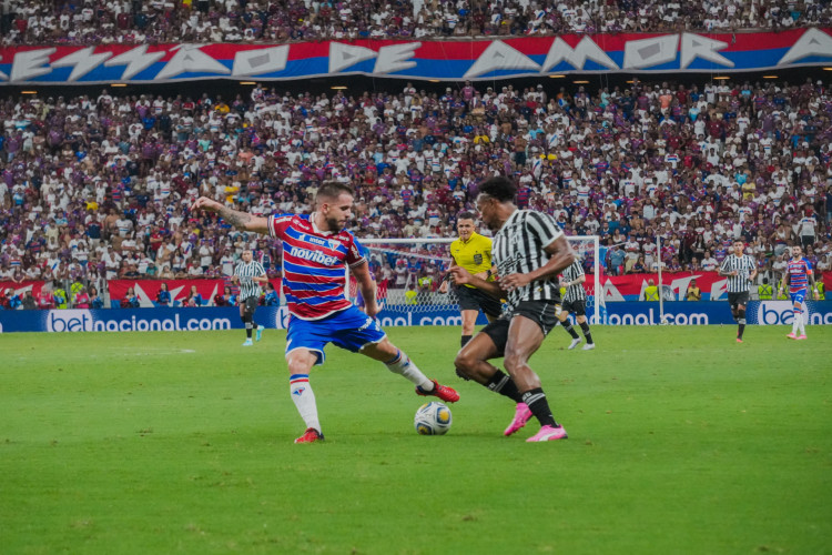 Tendo em vista o jogo aberto presenciado no último confronto entre as equipes, o time de arbitragem teve cuidado em sempre punir infrações que parassem ataques promissores