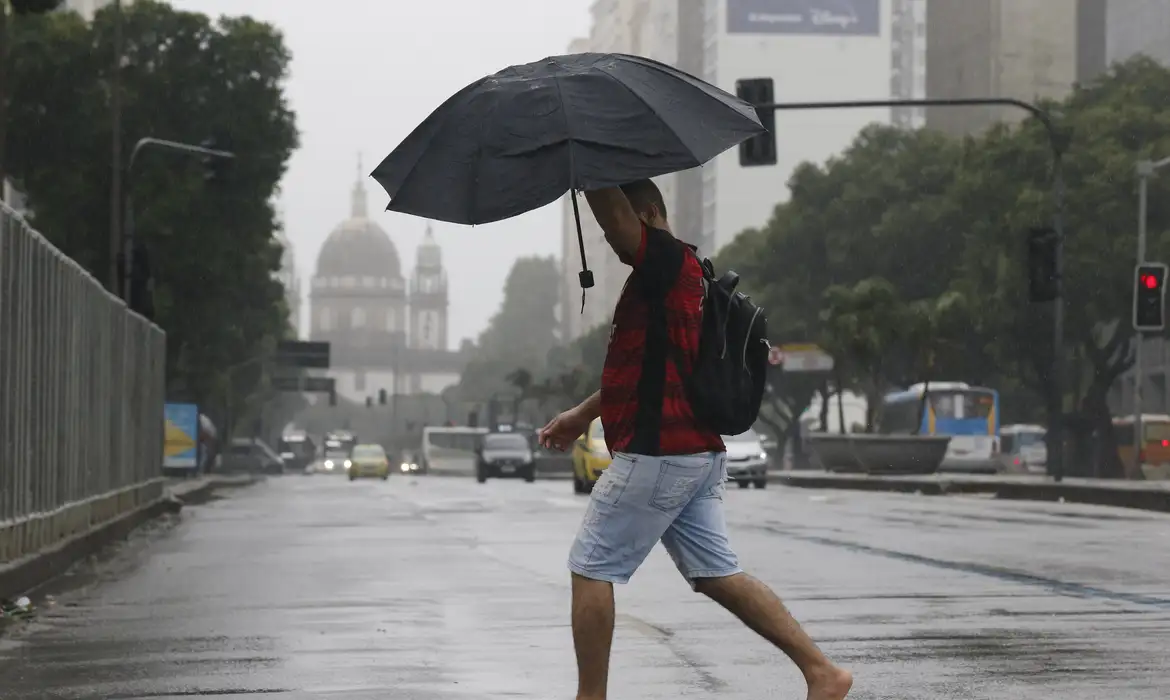 Em dia de chuva forte, capital fluminense tem ruas vazias 
