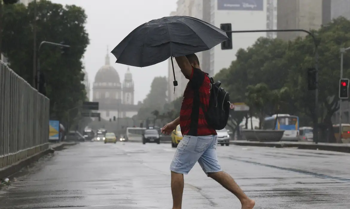 Em dia de chuva forte, capital fluminense tem ruas vazias