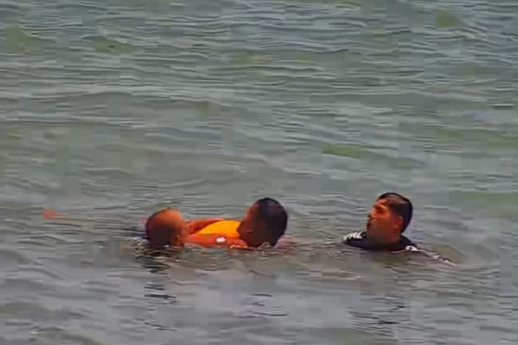 Banhista foi resgatado por guarda-vidas da Guarda Municipal após ter sido arrastado por uma correnteza na Praia dos Crush, em Fortaleza