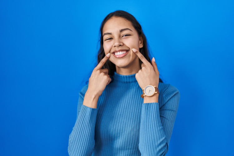 A afta pode causar desconforto para comer e beber (Imagem: Krakenimages.com | Shutterstock)