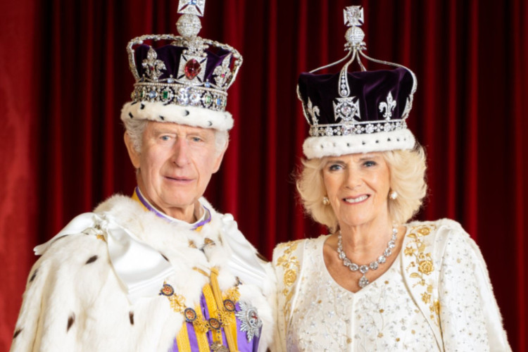 Rainha Camilla atualiza público sobre estado de saúde do rei Charles III
