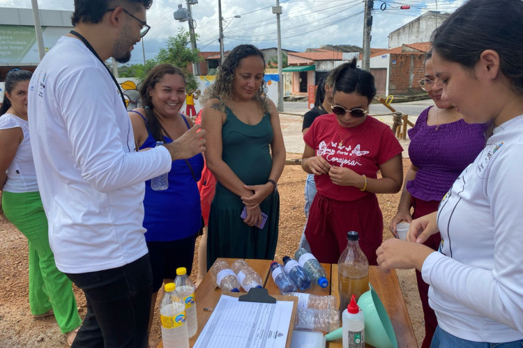 Em ação ambiental no microparque Paraíso Verde, além de plantar mudas, os participantes foram instruídos a como fazer um fertilizante natural