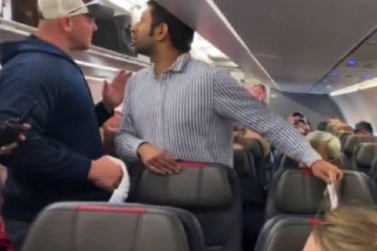 Shail Patel aparece em vídeo exaltado e começa a xingar as pessoas presentes no avião