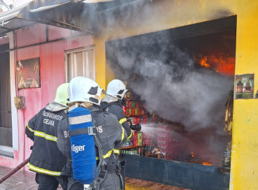 Imagens do Corpo de Bombeiros atuando no combate ao incêndio que atingiu bomboniere em Aracati 