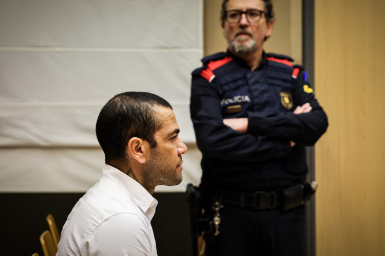Daniel Alves foi condenado por estuprar mulher na Espanha. Segundo jornal espanhol, ex-jogador pagou fiança e pode ser solto nesta segunda-feira, 25 de março