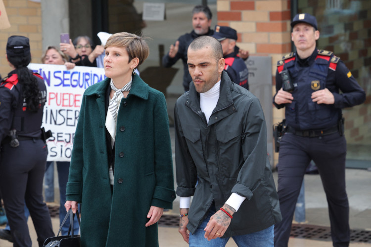 Ex-jogador de futebol e condenado por estupro na Espanha, Daniel Alves pagou fiança e está em liberdade condicional 