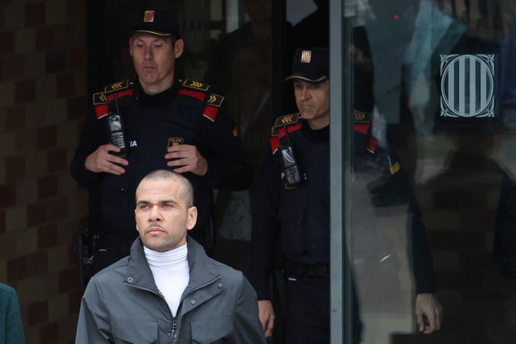 Ex-jogador de futebol e condenado por estupro na Espanha, Daniel Alves pagou fiança e está em liberdade condicional 